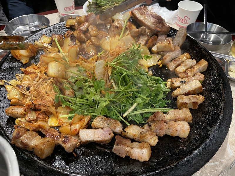 [인천 부평 맛집] 미나리와 함게 구워먹는 흑돼지 오복 솥뚜껑 미나리 김치 삼겹살