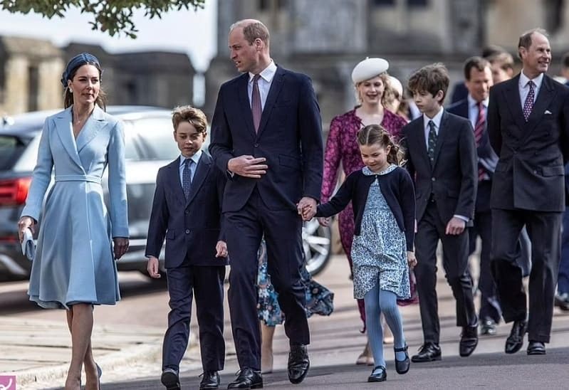 영국 왕실 동향...형제 관계는 악화되어 가고 VIDEO: William and Kate attend traditional Easter Sunday service with George and...