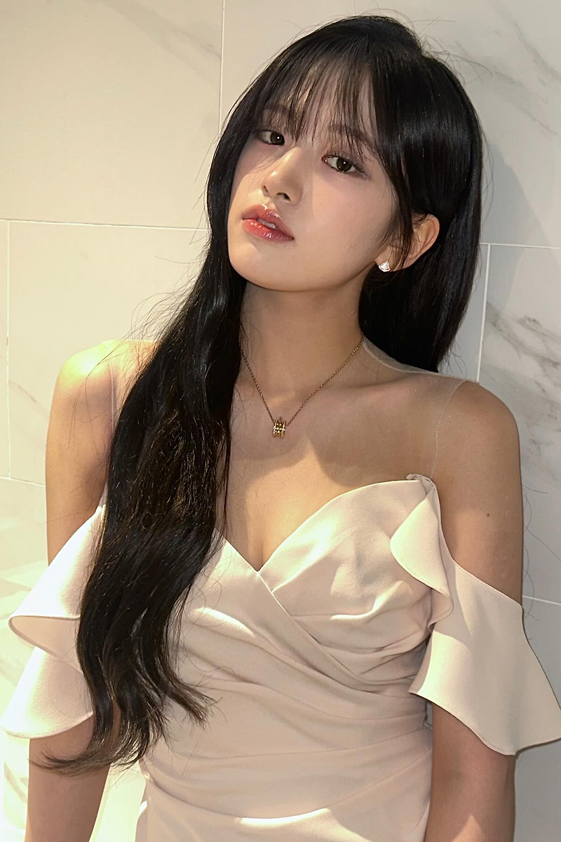 무대를 감상하는 여신 드레스 아이브 안유진 인스타그램 사진