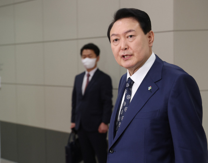 서해 공무원 피살 사건 윤석열 대통령 국민 의문 있는데 정부 소극적 입장은 문제 추가 정보공개 예고 신색깔론? 법과 원칙에 따라 공정하게 월북이라고 단정할 수 없다는 입장 선제적 대처?