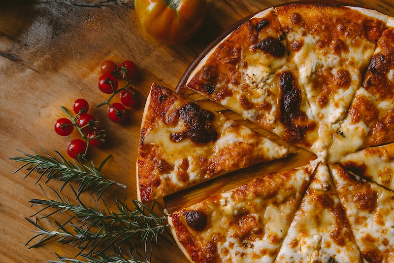 피자 주문 시 피자를 누군가를 위해 빼먹는 방법들에 대한 아이디어 제공