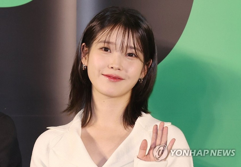 가수 아이유가 오는 20일 발표하는 여섯 번째 미니음반 '더 위닝'(The Winning)의 수록곡 전곡을 단독 작사
