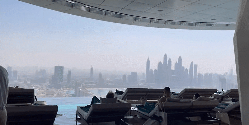 세계 최고 최초의  360도 인피니티 풀...기네스북에 등재 VIDEO: World’s highest 360-degree infinity pool opens in Dubai