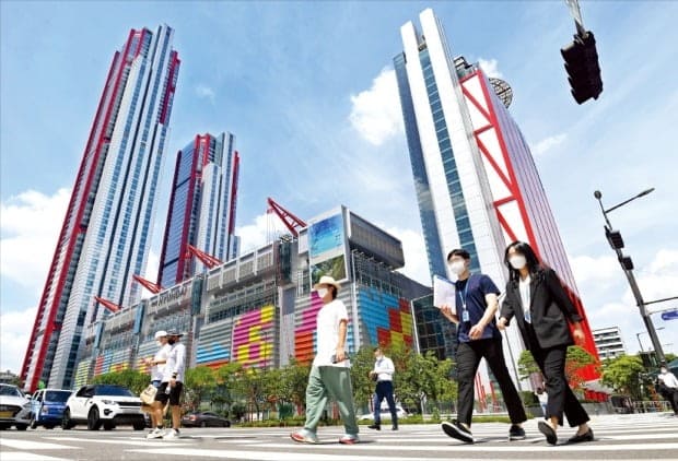 여의도 명물로 거듭난 파크 원(Parc.1) VIDEO: Rogers Stirk Harbour + Partners enlivens Seoul skyscrapers with bright red steelwork