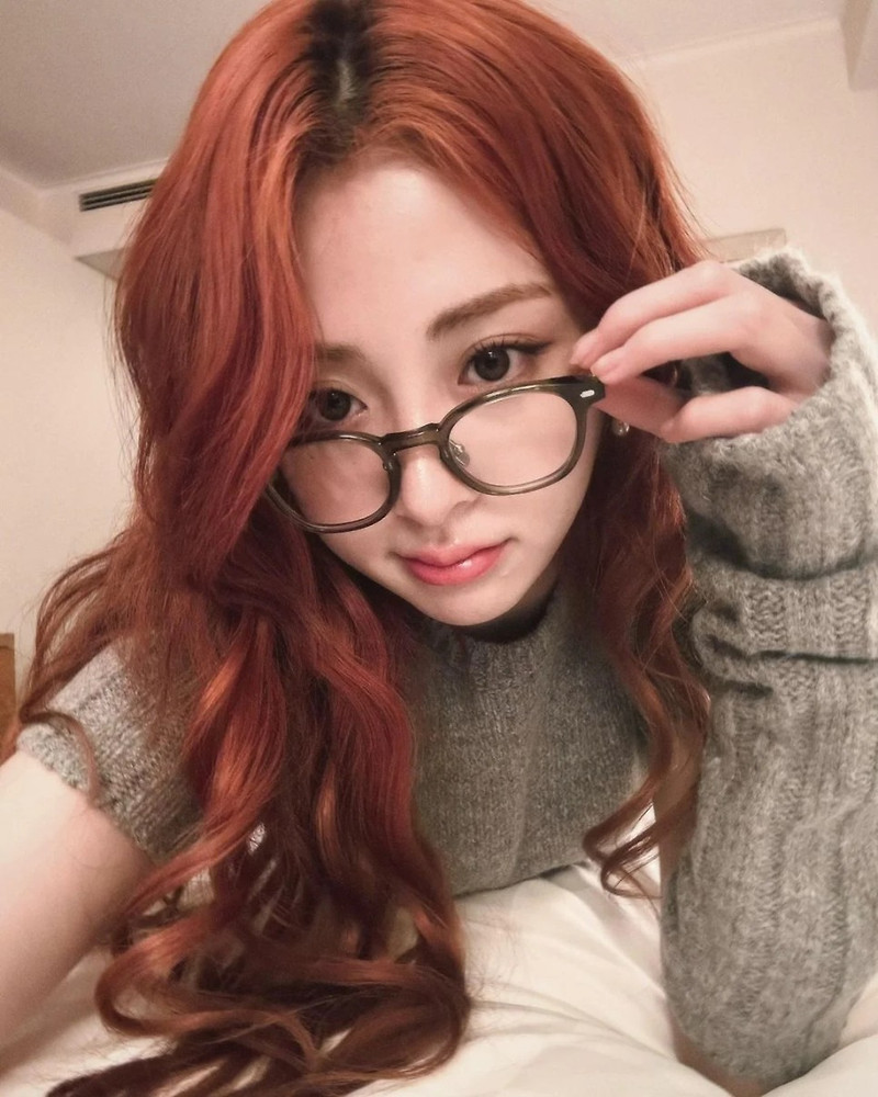 걸그룹 르세라핌 멤버 허윤진을 두고 일부 누리꾼들이 때아닌 '페미' 의혹을 제기하며 논란