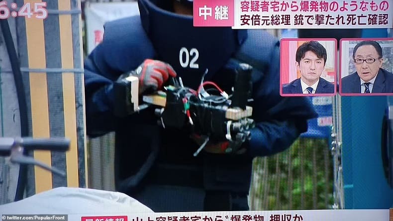 [화보] 일 경찰, 아베 신조 암살용 DIY 무기 압수...폰으로 통제 VIDEO: Police seize DIY weapons found at home of Japanese ex-PM Shinzo Abe's 'assassin' including nine-barrel 'shotgun'