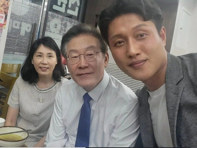 김혜경, 두문불출 3달만에 공개활동 이재명 지역구 모임에 남편과 함께 꽃을 인천 계양구 발전과 변화를 위해 이재명 계양을 지역 위윈장님과 지역구 간담회 압수수색 중