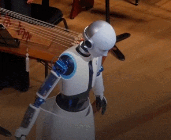 이제 오케스트라 지휘도 로봇이...: 한국 VIDEO: Robot takes podium as orchestra conductor in Seoul