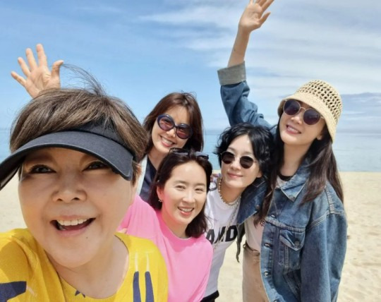 신애라, 최지우‧오연수와 '찐친' 여행! 내노라하는 여배우 다 모였네 [사진]