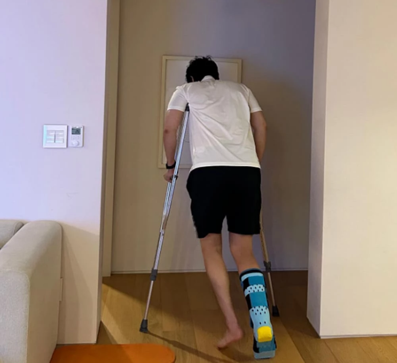 장성규 오른발 선천성 기형 고백 깁스한 상태 '걸을 수 없을 정도로 통증' 부상 소식