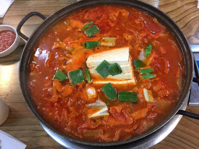 김치찌개 맛있게 끓이는법: 10분 레시피로 손쉽게 집에서 즐기는 방법!