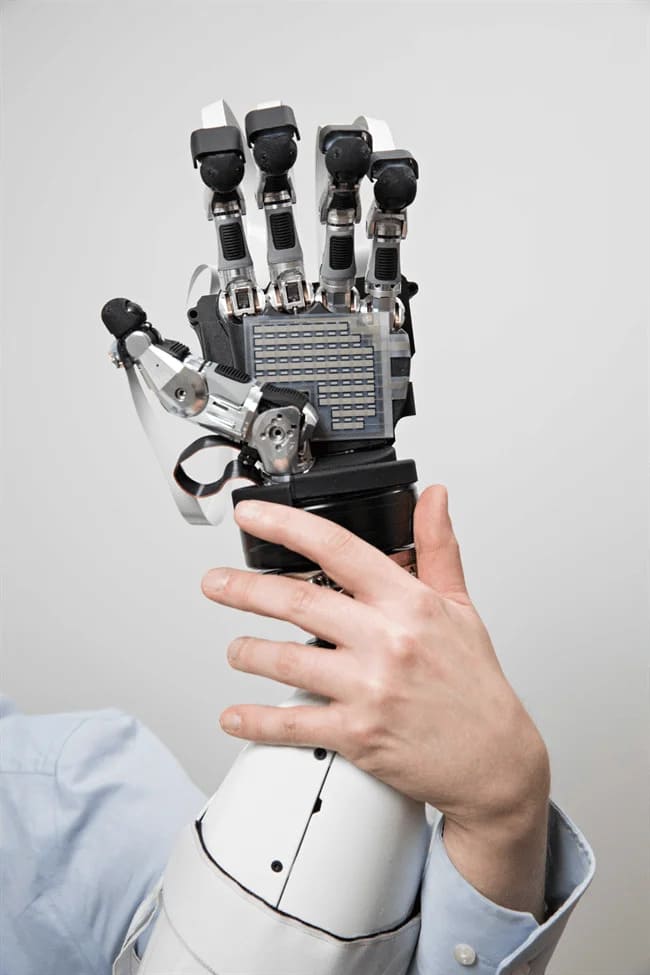 의료 감염(HAI) 막아주는 사람 손 같은 '원격 로봇'  New tele-robot with a ‘sense of touch’ gives clinicians the ability to ‘feel’ patients remotely