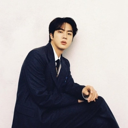 방탄소년단 진, 새해부터 눈호강..멋짐 넘치는 수트핏! [사진]