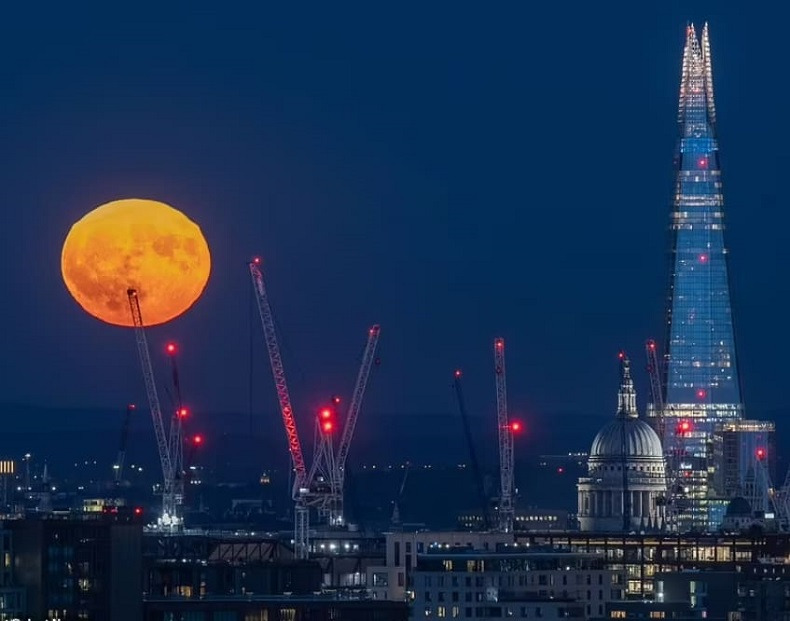 어젯밤 떠오른 딸기 수퍼문의 장관...그런데 왜 딸기문? VIDEO: Strawberry supermoon rises behind ancient Greek temple