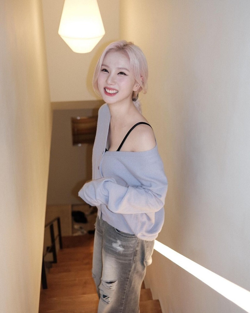 비비지 은하, 흘러내린 카디건...큐티 섹시의 정석 