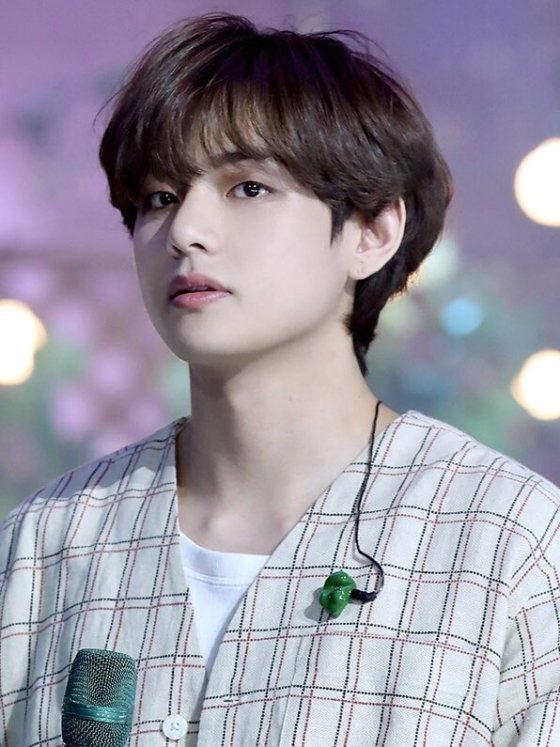 '세계 미남 1위' 방탄소년단 뷔, '2021 세계에서 가장 잘생긴 남자' 공식 인증서 받는다 [사진]