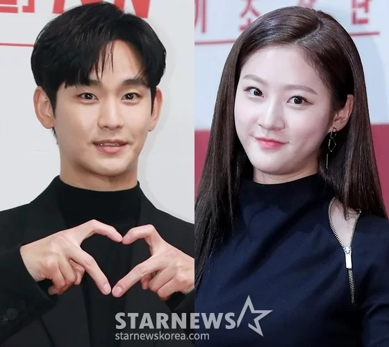 배우 김새론이 또 하나의 '흑역사'를 만들었다. 김수현과 '볼 부비샷'을 공개했다가 곧바로 삭제, '열애설 자작극' 의혹을 불렀다.