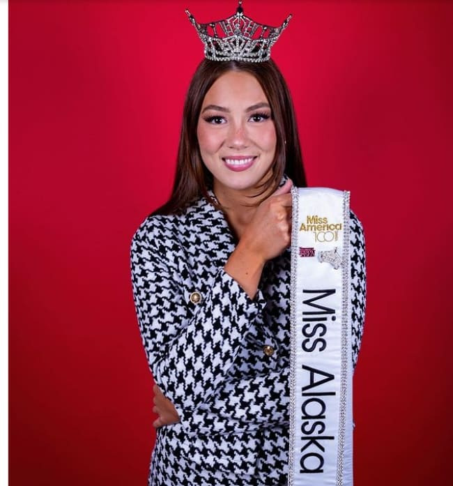 한국계 여대생, 미스 아메리카 왕관 차지  VIDEO: Miss America 2022 Emma Broyles Explains How She Went From Having 'a Lot of Doubt' to Winning Crown