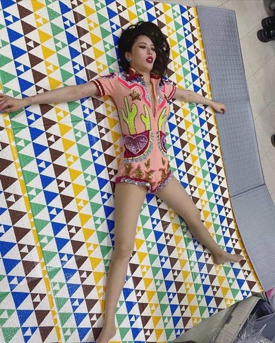 현아, 대기실서 대자로 누워 