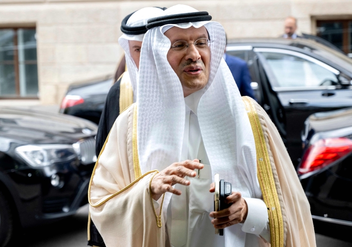 사우디 아라비아, 유가 하락을 위해 하루 100만 배럴 감산결정