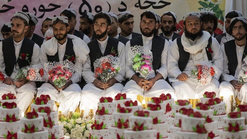 아프가니스탄 커플, 비용 절감 위해 대규모 결혼식 거행