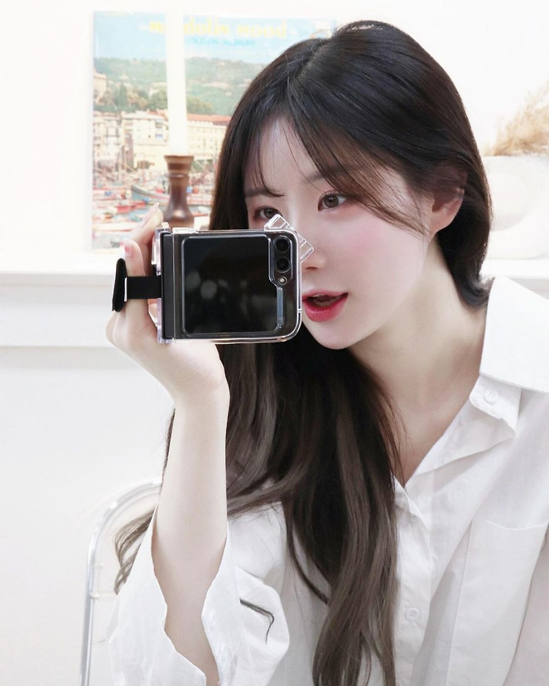 온라인 커뮤니티 애객에 하얀 피부를 자랑하는 한 미모의 인플루언서