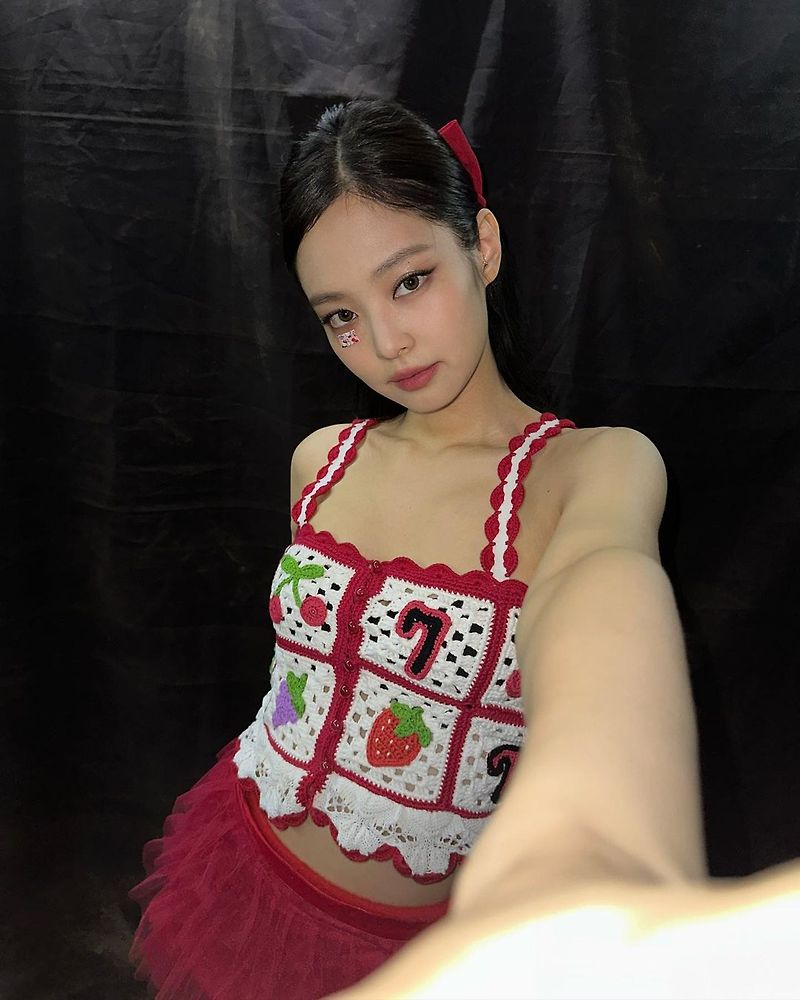 블랙핑크 월드투어 본핑크 속 제니 무대의상 모음: 루즈삭스, 발레 워머로 Y2K 코디 완성하기 - 2편