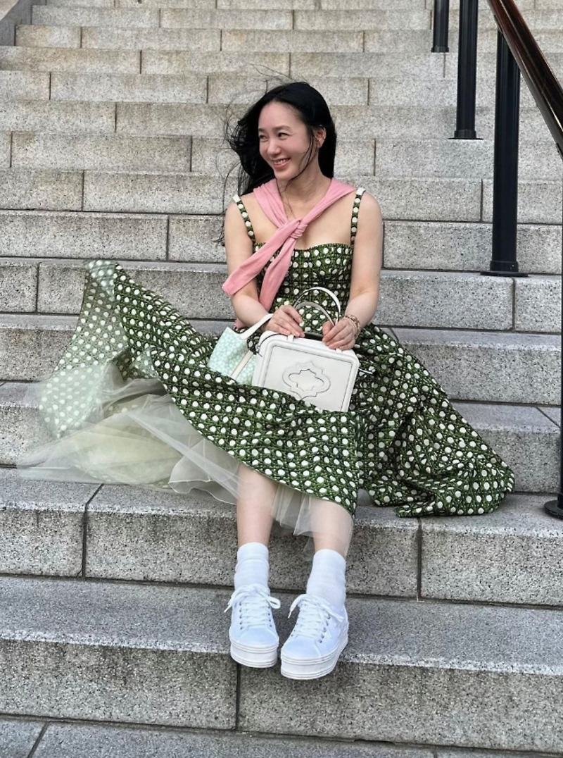 박주미 물방울 무늬 원피스 입고 일본 여행중 얼굴에 미소가 한가득