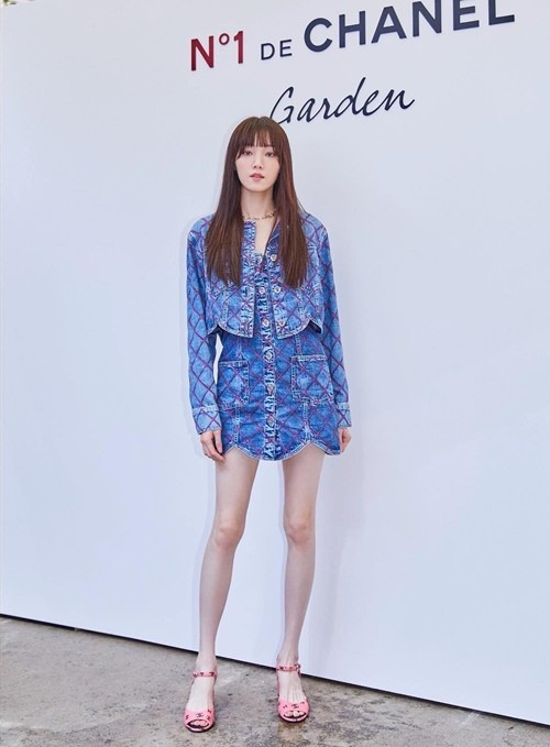 이성경, 허벅지 굵기가 종아리와 똑같네! 서있는게 신기 [사진]