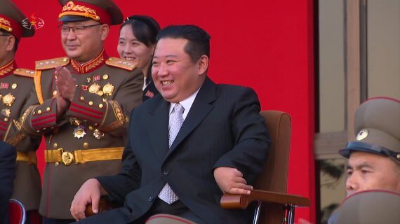 끊임없이 나오는 김정은 대역설 VIDEO:Kim Jong-un  body double look