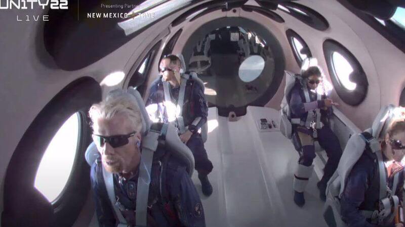 우주 여행 경쟁, 브랜슨이 한발 앞섰다 VIDEO: Watch Richard Branson fly to space