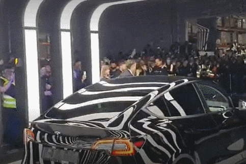 춤추는 일론 머스크 VIDEO: Elon Musk Dances Again at Tesla Factory Opening