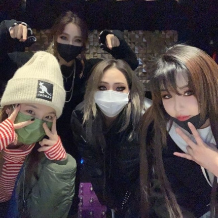 “채린, 우리의 리더” 박봄, 2NE1 완전체 사진으로 CL 생일축하…우정ing