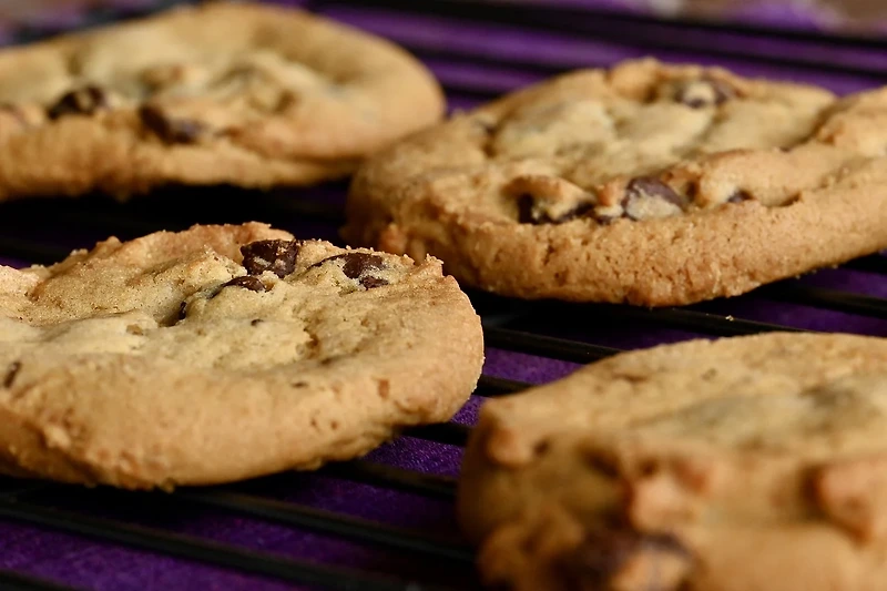 초코칩 쿠키 : 쫀득한 쿠키의 맛과 찐한 초콜릿 맛을 한번에 느껴보세요!