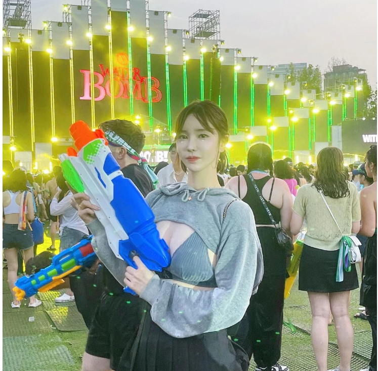 워터밤 파격 노출패션 선보인 인기 여캠 겨우디