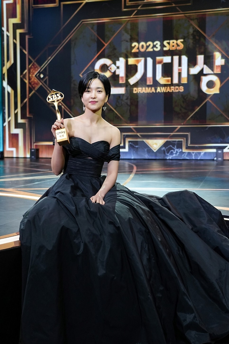'대상' 김태리,  드라마 '악귀'로 SBS 연기대상 수상...