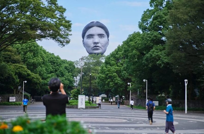 이건 뭐지?... 도쿄 한복판에 나타난 거대한 얼굴  VIDEO: Face appears in Tokyo sky