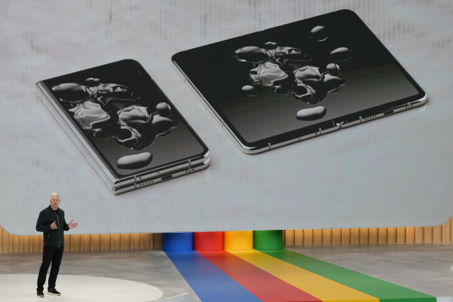 Google, 첫 폴더블폰 '픽셀 폴드' 공개...삼성 폴드4와 비슷하지만 얇고 넓은 화면