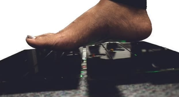 간지럼, 여자가 잘 탈까 남자가 잘 탈까  VIDEO: 'Tee hee': New technology will allow your shoes to tickle you