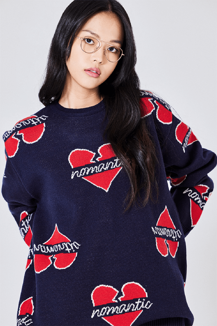 식스센스3 (7회) 김종민 니트 _ 비욘드클로젯 노맨틱 로고 패턴 네이비 니트 스웨터