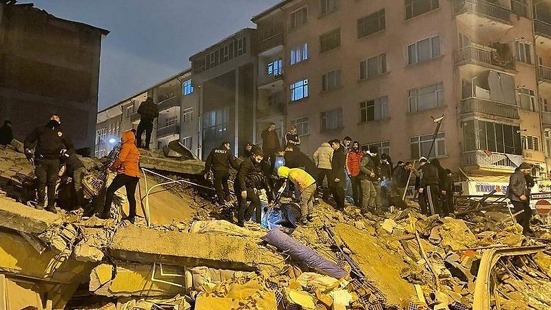 강력한 지진이 터키 남동부를 강타하면서 많은 사람들이 사망