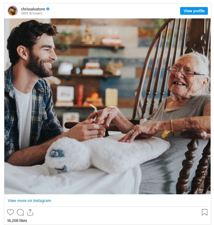 26세의 손주뻘 남자와 84세의 할머니의 가슴뭉클한 우정 VIDEO: Young Man Invites 89-Year-Old Neighbor To Live With Him So She Is Not Alone in Her Last Days