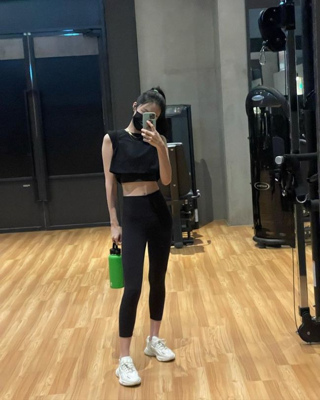 레깅스 끝판왕 손나은!! 한손에 잡힐 듯 잘록한 개미허리 인증