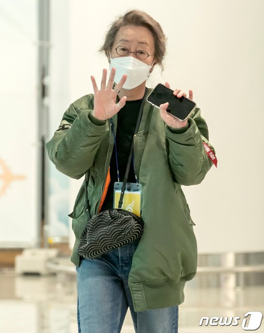‘오스카’ 윤여정 금빛 환향... 항공점퍼 입고 귀국!!