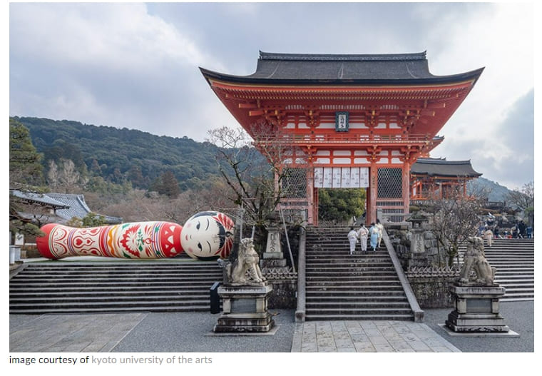 유명한 교토 청수사에 등장한 거대한 코케시 인형 Giant kokeshi doll welcomes visitors to historic kiyomizu-dera temple in kyoto