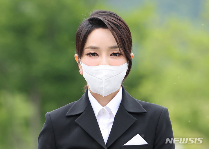 김건희 여사, 노무현 전 대통령 묘역 참배.. 권양숙 여사와 비공개 환담 [뉴시스Pic]