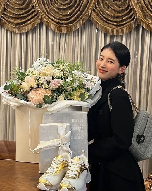 수지, 150만원짜리 명품신발 선물 받았나? 