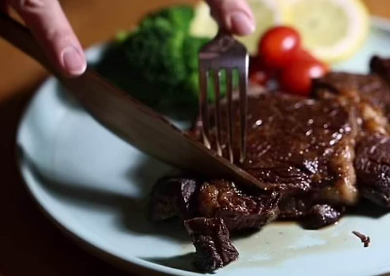 스테인리스보다 23배나 더 강한 나무 스테이크 나이프 VIDEO: Watch a wooden knife that is sharper than steel cut through steak