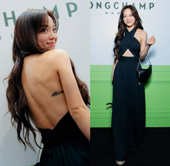 김세정은 숙소에서 홀터넥 블랙 드레스를 입고 여러 포즈를 취하는 모습을 공개
