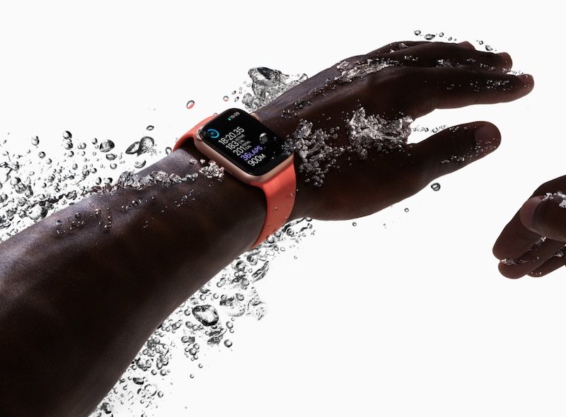 더 빠른 성능과 향상된 내수성 특징으로 하는 Apple Watch Series 6 모델
